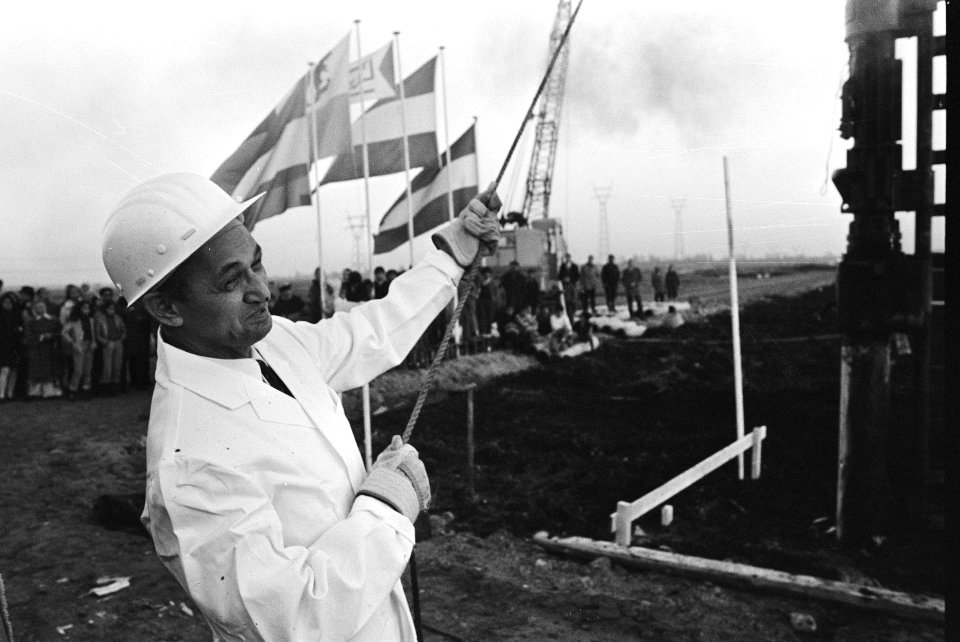 Zuid-Molukse President ir. J. A. Manusama slaat eerste paal voor nieuwe wijk, Ca, Bestanddeelnr 924-0458