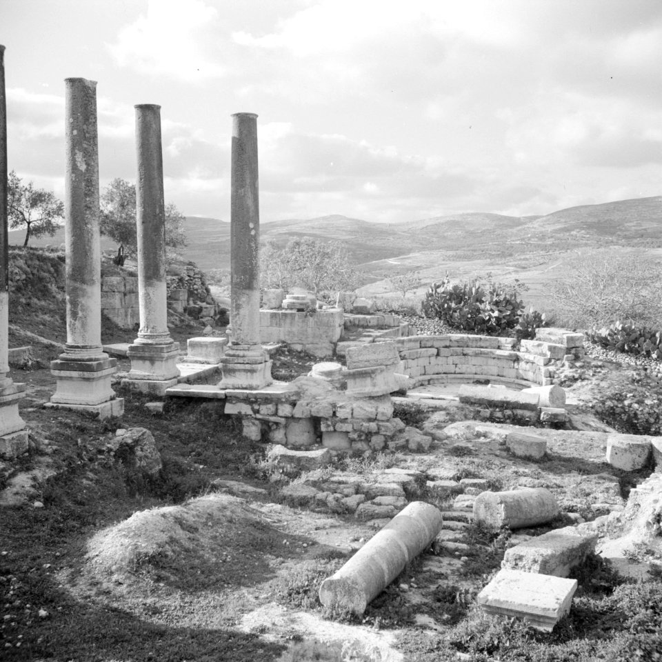 Zuilenrij als overblijfselen van de Romeinse acropolis in het dorp Sebaste (Seba, Bestanddeelnr 255-5598