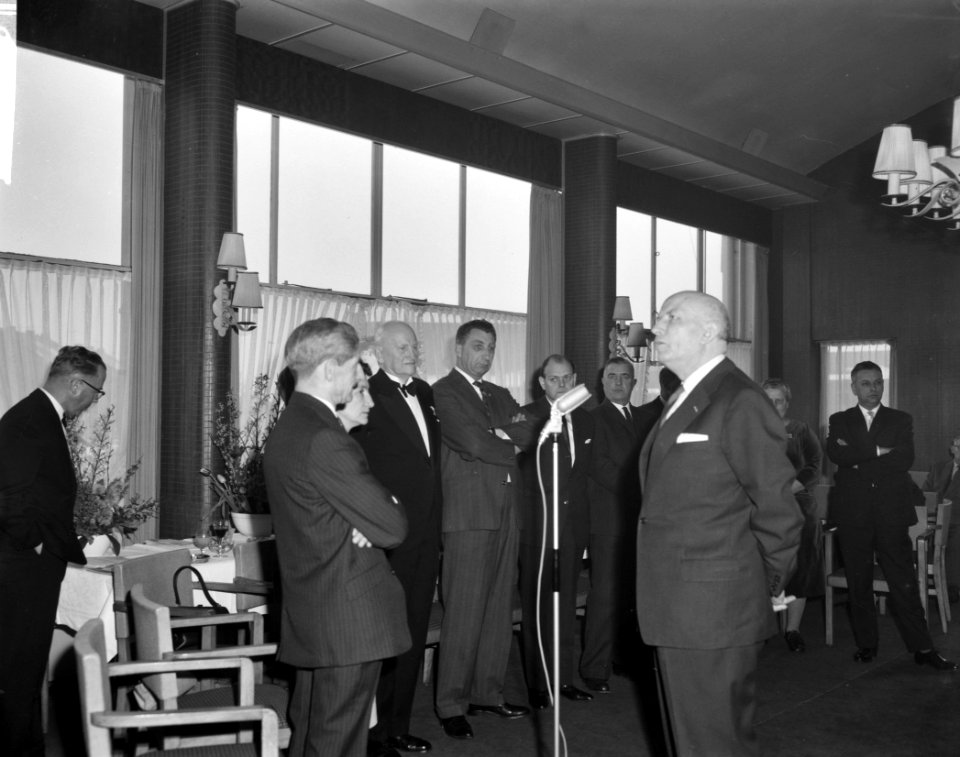 60 Jarig jubileum Amsterdamse Turnbond . Wethouder Koets spreekt het bestuur toe, Bestanddeelnr 914-8265
