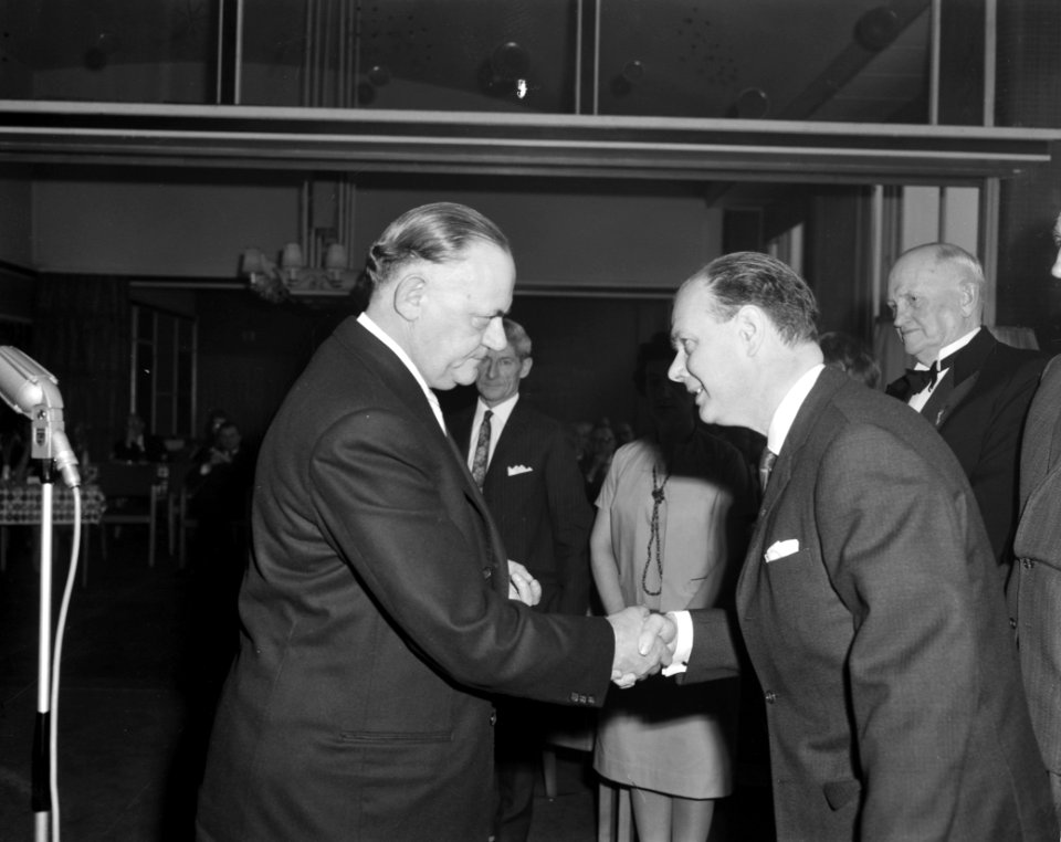60 Jarig jubileum Amsterdamse Turnbond . Voorzitter KNGV feliciteert de voorzitt, Bestanddeelnr 914-8266