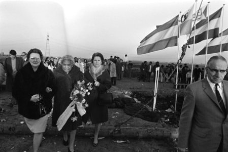 Zuid-Molukse President ir. J. A. Manusama slaat eerste paal voor nieuwe wijk, Ca, Bestanddeelnr 924-0460