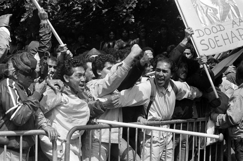 Zuid-Molukkers demonstreren bij Indonesische Ambassade in Den Haag tegen schendi, Bestanddeelnr 933-7168