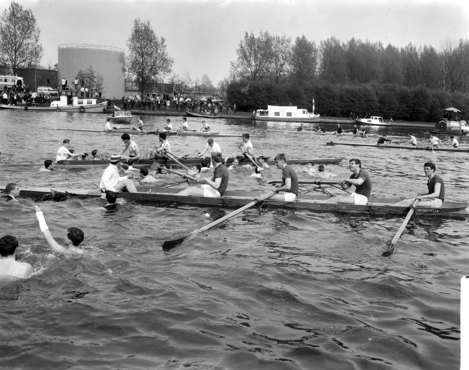 81e Varsity op Amsterdam Rijnkanaal , Nereus Oude Vier omringd door supporters, Bestanddeelnr 917-7202