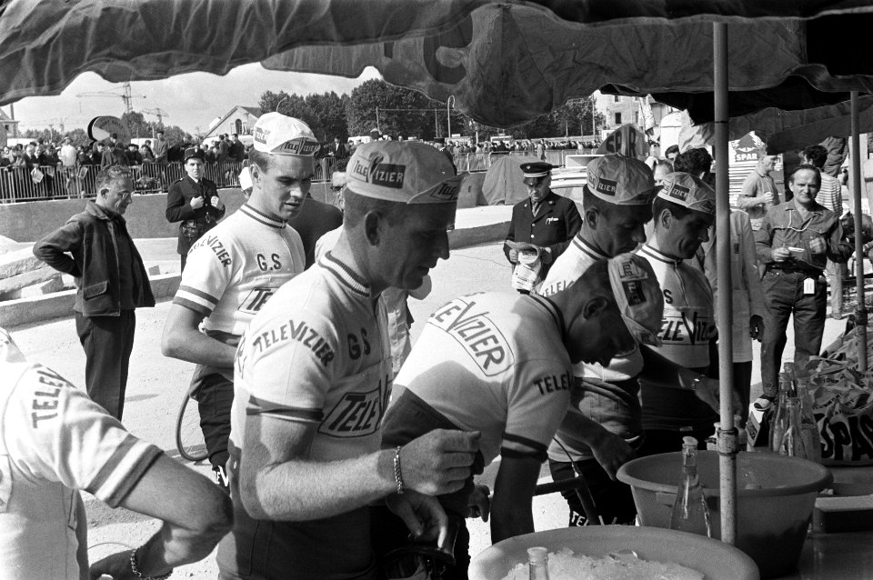 51ste Tour de France 1964 Televizierploeg bij de fourage uitdelen van eten, Bestanddeelnr 916-5794