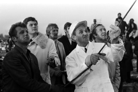 Zuid-Molukse President ir. J. A. Manusama slaat eerste paal voor nieuwe wijk, Ca, Bestanddeelnr 924-0463