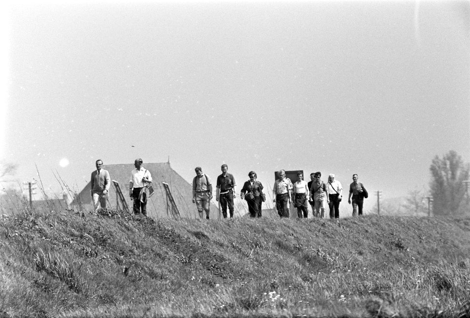 5 daagse Elfstedentocht voor wandelaars, start in Leeuwarden wandelaars bij Snee, Bestanddeelnr 922-4098