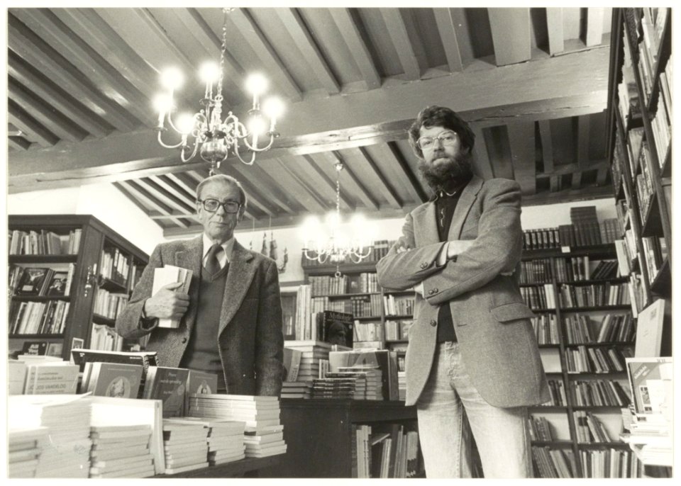 75-Jarig bestaan van boekhandel de Vries, Jacobijnestraat 1-3. Op de foto Johan de Vries en zijn zoon Dolf. NL-HlmNHA 54011438