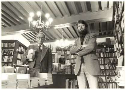75-Jarig bestaan van boekhandel de Vries, Jacobijnestraat 1-3. Op de foto Johan de Vries en zijn zoon Dolf. NL-HlmNHA 54011438
