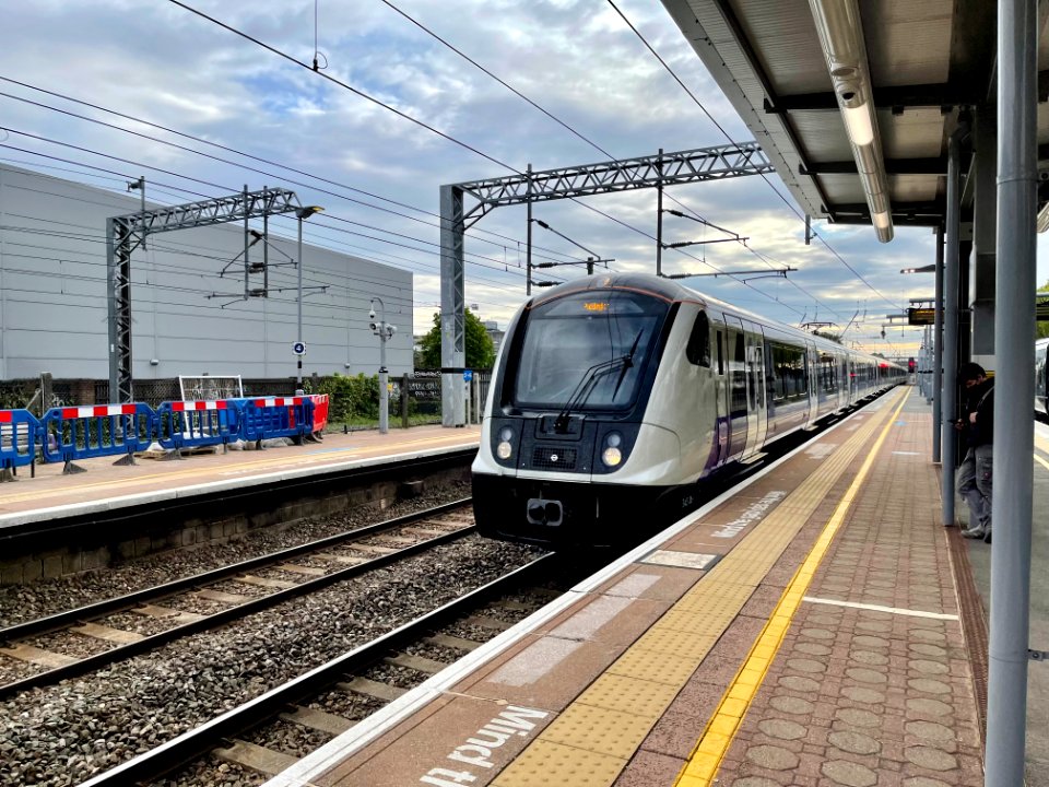345 061 passing West Ealing, Platform 4