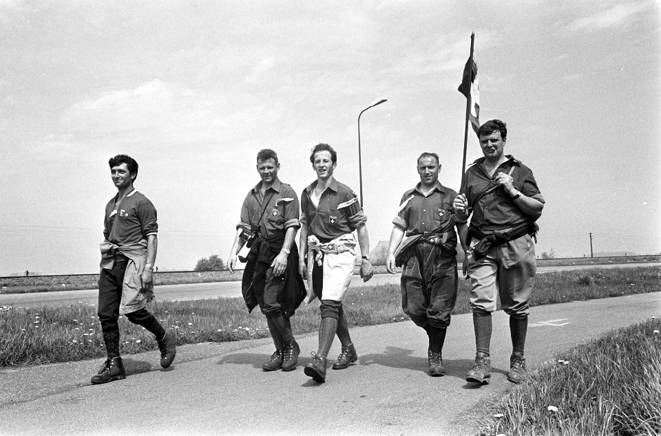 5 daagse Elfstedentocht voor wandelaars, start in Leeuwarden wandelaars bij Snee, Bestanddeelnr 922-4100