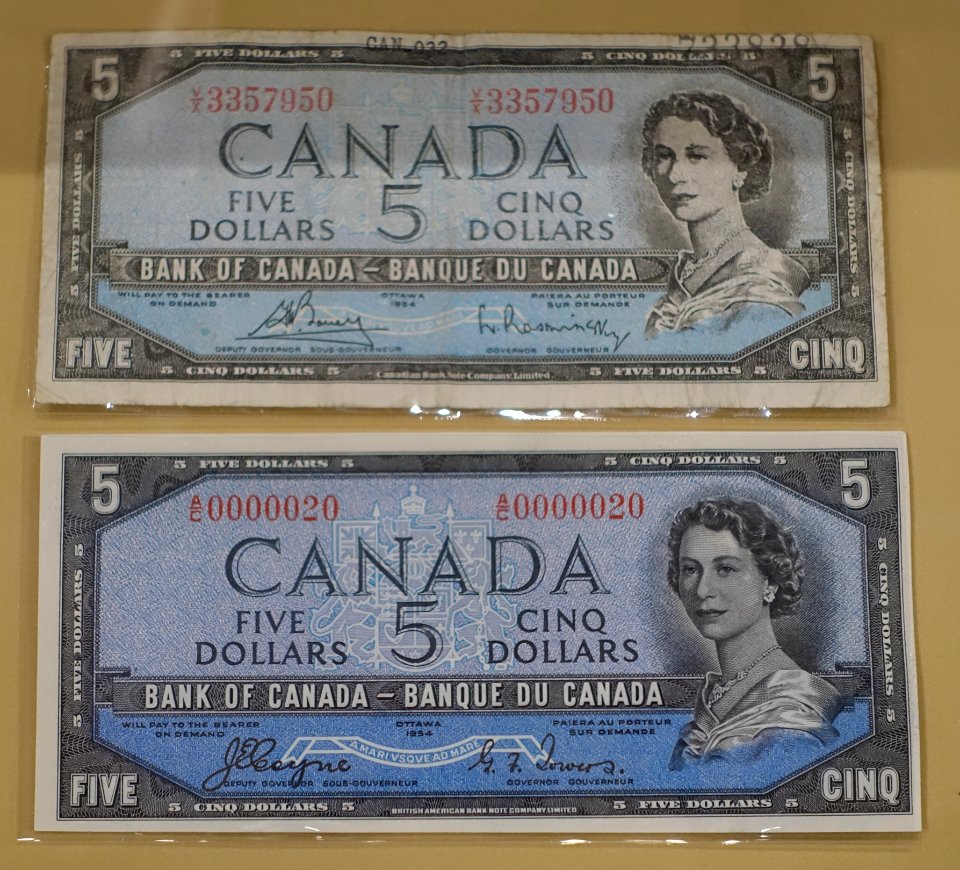 5 Dollars, Bank of Canada, 1954, with counterfeit - Bank of Montréal Museum - Bank of Montreal, Main Montreal Branch - 119, rue Saint-Jacques, Montreal, Quebec, Canada - DSC08450