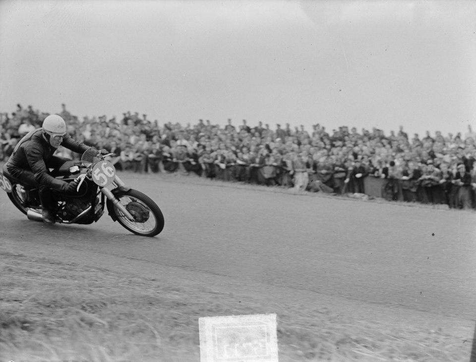 350 cc klasse Bill Duran (56) in de bocht, de later winnaar, Bestanddeelnr 904-6711