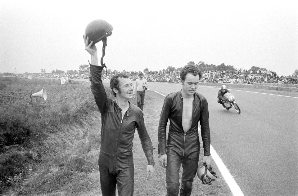50cc race. Links Jan de Vries , rechts Henk van Kessel lopen terug na valpartij., Bestanddeelnr 924-6804