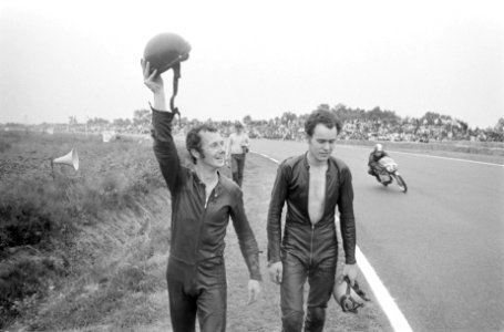 50cc race. Links Jan de Vries , rechts Henk van Kessel lopen terug na valpartij., Bestanddeelnr 924-6804