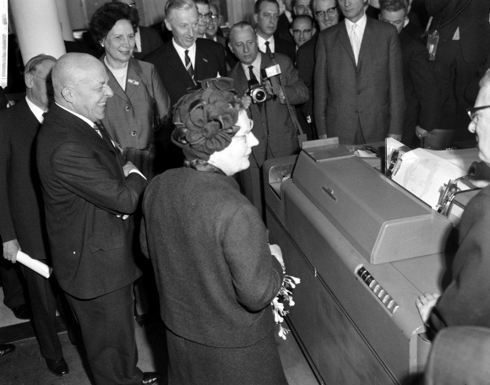 75 Jarig bestaan Nederlandse Heide Maatschappij , koningin Juliana op de afdelin, Bestanddeelnr 914-7691