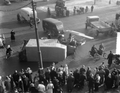 Aanrijding Wibautstraat hoek Oosterparkstraat. Verhuiswagen ligt om na aanrijdin, Bestanddeelnr 905-4813