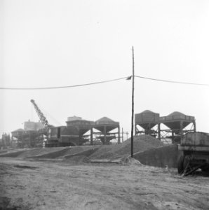Aanleg en verbeteren van wegen, dijken en spaarbekken, betoncentrale, autobahn, Bestanddeelnr 161-0291