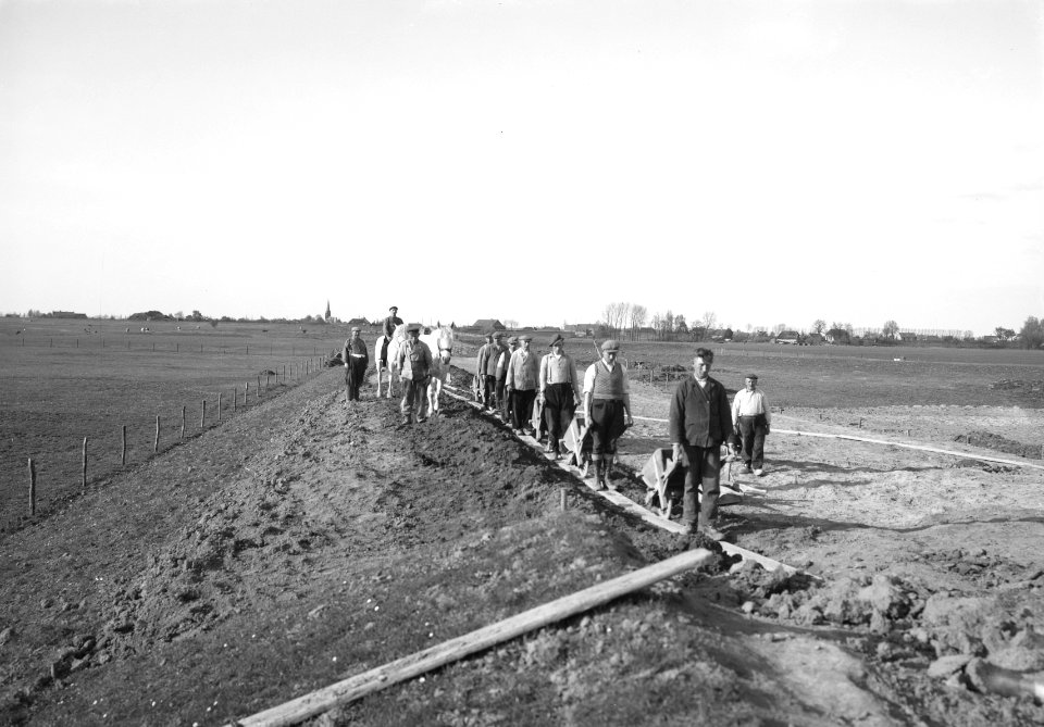 Aanleg en verbeteren van wegen, dijken en spaarbekken, kleitransport, kruiwagens, Bestanddeelnr 161-0043