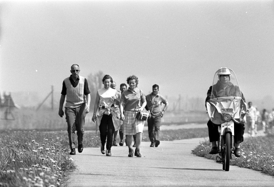 5 daagse Elfstedentocht voor wandelaars, start in Leeuwarden wandelaars bij Snee, Bestanddeelnr 922-4102