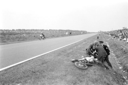 50cc race. Nico Polane is gevallen, Bestanddeelnr 924-6818