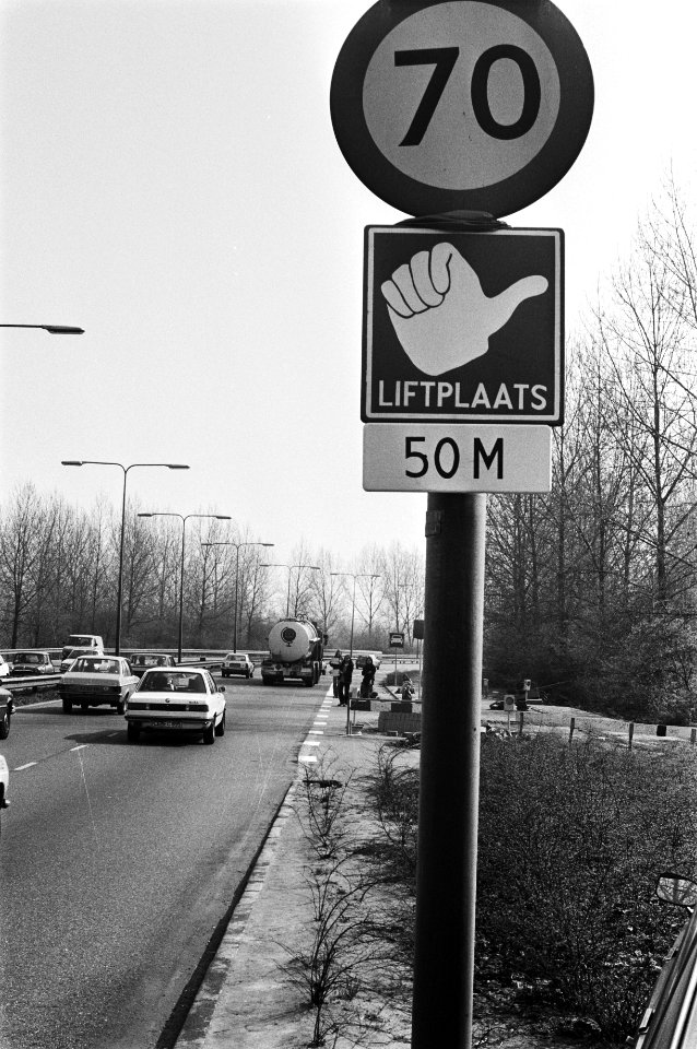 Aan de Gooiseweg in Amsterdam 1e officiele liftplaats van Nederland in gebruik genomen, de liftplaats met het bord, Bestanddeelnr 931-4255