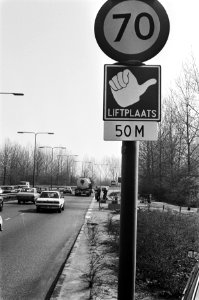 Aan de Gooiseweg in Amsterdam 1e officiele liftplaats van Nederland in gebruik genomen, de liftplaats met het bord, Bestanddeelnr 931-4255