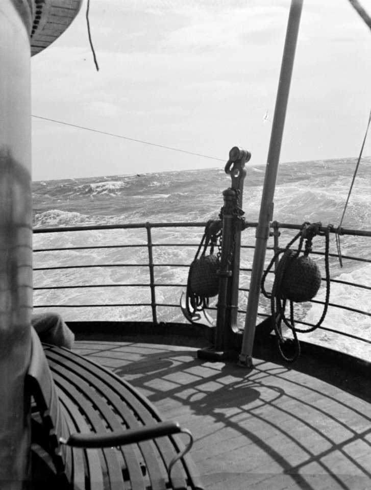 Aan boord van een schip in volle zee Links een zitbank en tegen de railing een , Bestanddeelnr 190-0421