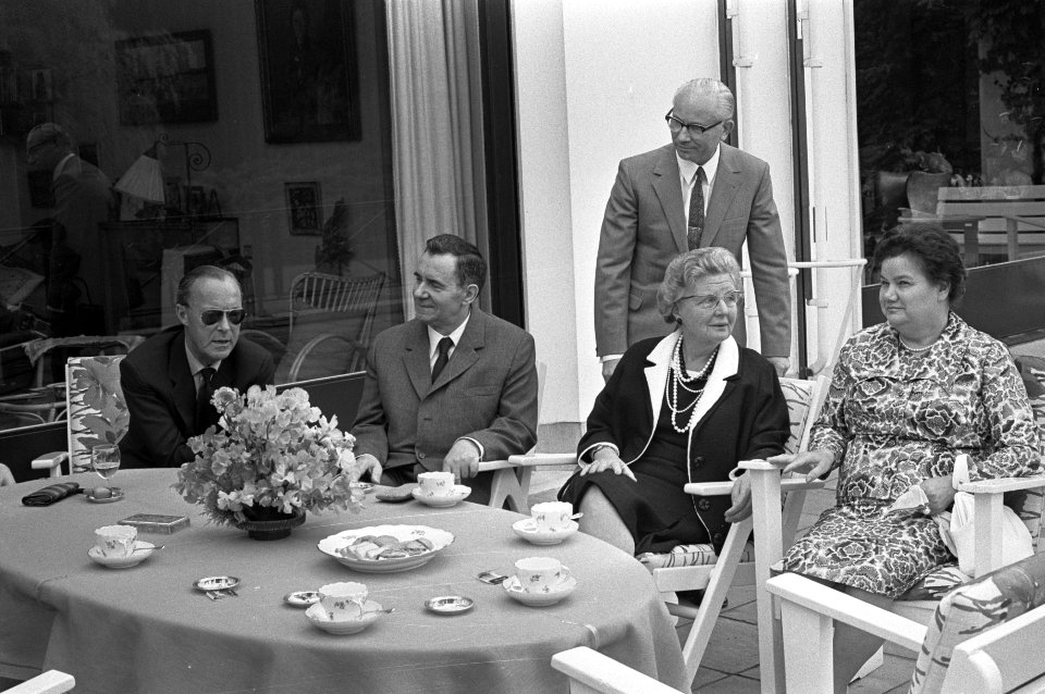 Aan tafel op het terras v.l.n.r. prins Bernhard, minister Gromyko, koningin Juli, Bestanddeelnr 925-7240