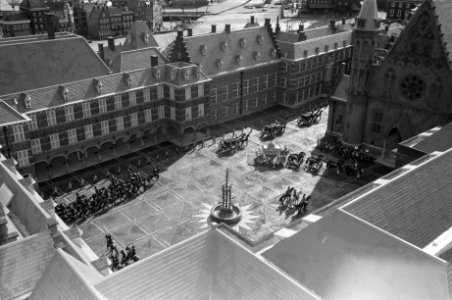 Aanbrengen van het Binnenhof in Madurodam van de opening op 29 maart a.s., Bestanddeelnr 912-2678