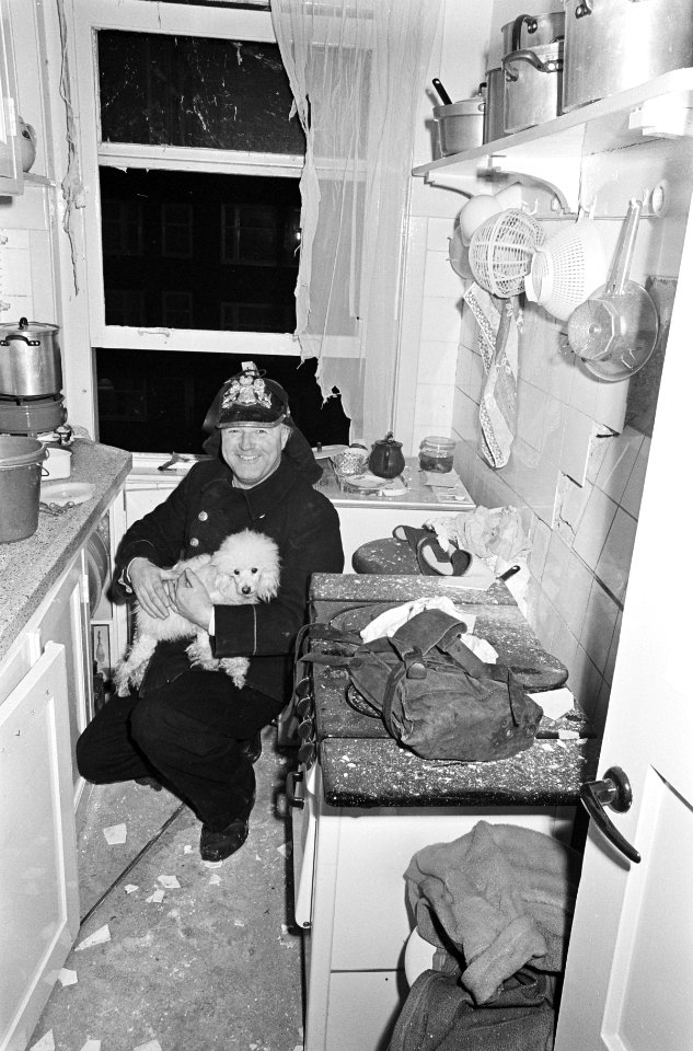 Aardgasontploffing in de Uiterwaardenstraat hoek boterdiep, brandweer met hondje, Bestanddeelnr 920-0063