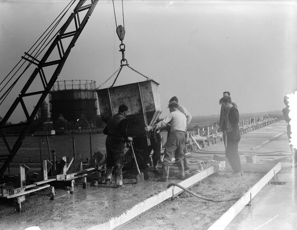 Aanbouw nieuwe Amstelbrug. Beton storten, Bestanddeelnr 905-6336