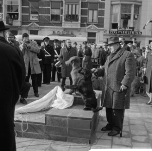 Aan het Hermesplantsoen te Rotterdam onthulde mr. dr. K. P. van der Mandele beel, Bestanddeelnr 915-7477