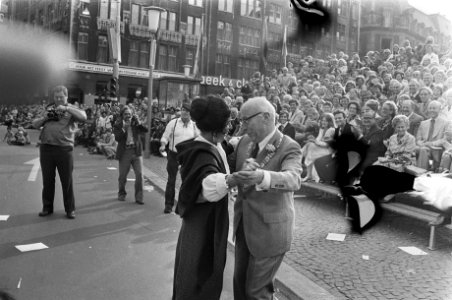 Aalsmeers bloemencorso in teken van Amsterdam-700 dansende burgemeester Samkald, Bestanddeelnr 928-1403
