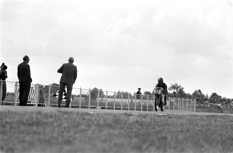 50cc race. Het afvlaggen van Jan de Vries (2e), Bestanddeelnr 922-5830