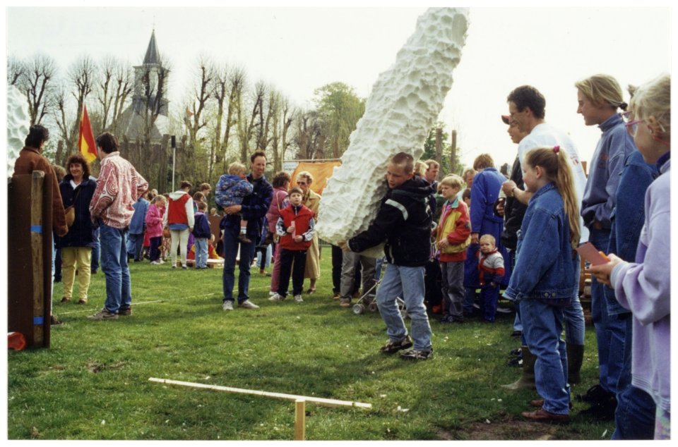 Aan de Bennebroekerlaan in Bennebroek was het 30 april 1995 stripfestijn. Krachtpatsers boven de twaalf konden zich meten met de onoverwinnelijke Galliër Obelix door zo ver mogelijk te gooie, NL-HlmNHA 54036099