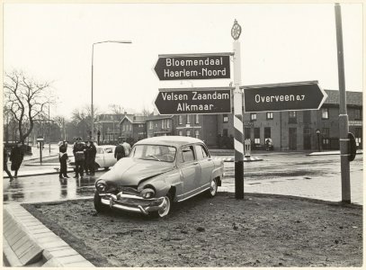 Aanrijding tussen twee personenauto's op de kruising Zijlweg-Westelijke Randweg. NL-HlmNHA 54004384