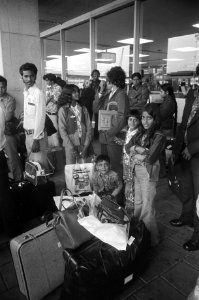 Aankomst Surinamers op Schiphol en opvang in het Witte Huis te Soest Surinamers, Bestanddeelnr 928-1430