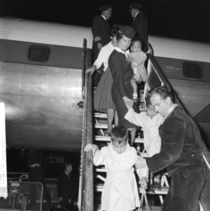Aankomst Repatrianten uit Nieuw-Guinea op Schiphol, Bestanddeelnr 914-1819