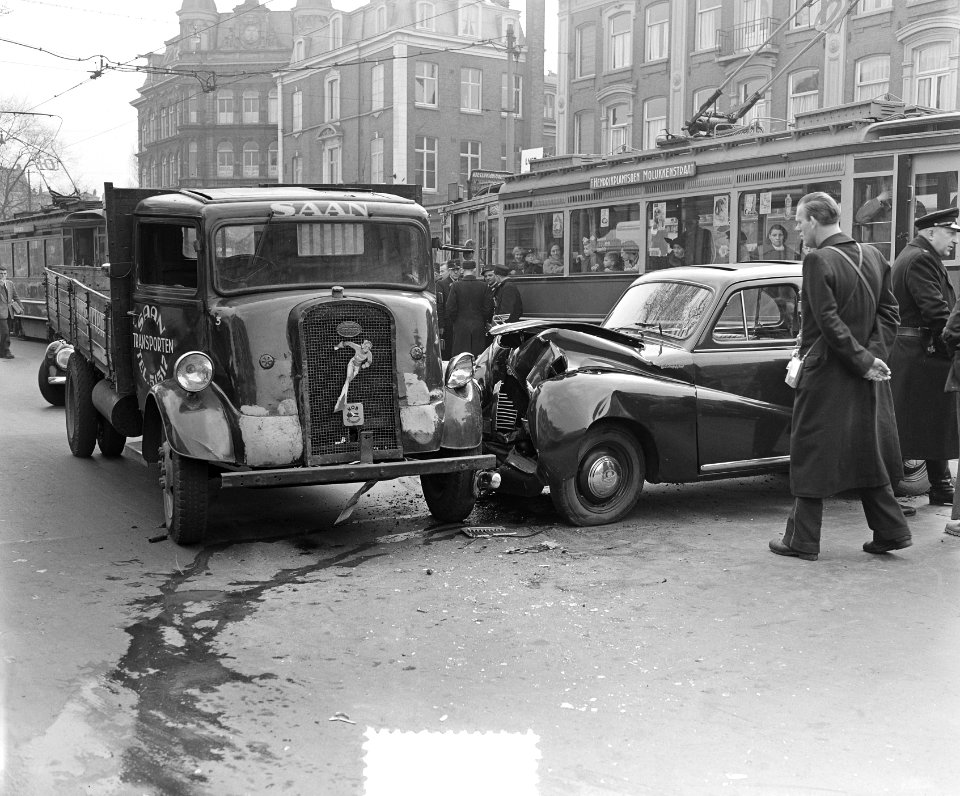Aanrijding vrachtauto met luxe auto op de Weteringschans, Bestanddeelnr 906-4162