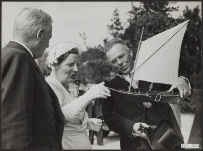 Aanbieden minipunter aan koningin Juliana door burgemeester van Giethoorn, H. va, Bestanddeelnr 014-1313