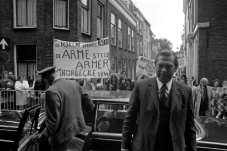 Aankomst van minister-president Barend Biesheuvel bij de Pieterskerk, Bestanddeelnr 925-6424