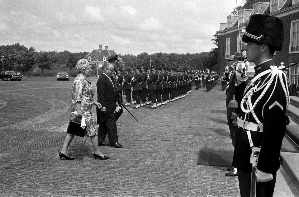 Aankomst President Bourguiba bij Huis ten Bosch met koningin Juliana en prins Be, Bestanddeelnr 919-3298
