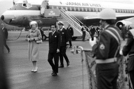 Aankomst op vliegbasis Soesterberg prinses Beatrix (l) en kroonprins Akihito in, Bestanddeelnr 930-4763