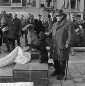 Aan het Hermesplantsoen te Rotterdam onthulde mr. dr. K. P. van der Mandele beel, Bestanddeelnr 915-7476