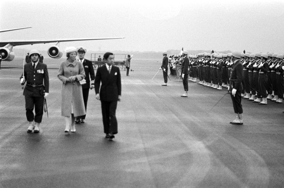 Aankomst op vliegbasis Soesterberg prinses Beatrix (l) en kroonprins Akihito in, Bestanddeelnr 930-4772