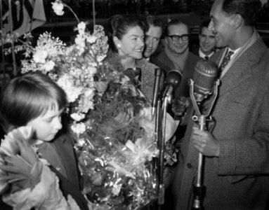 Aankomst Teddy Scholten, winnares Eurovisie Songfestival 1959, uit Cannes op Sc…, Bestanddeelnr 910-2097