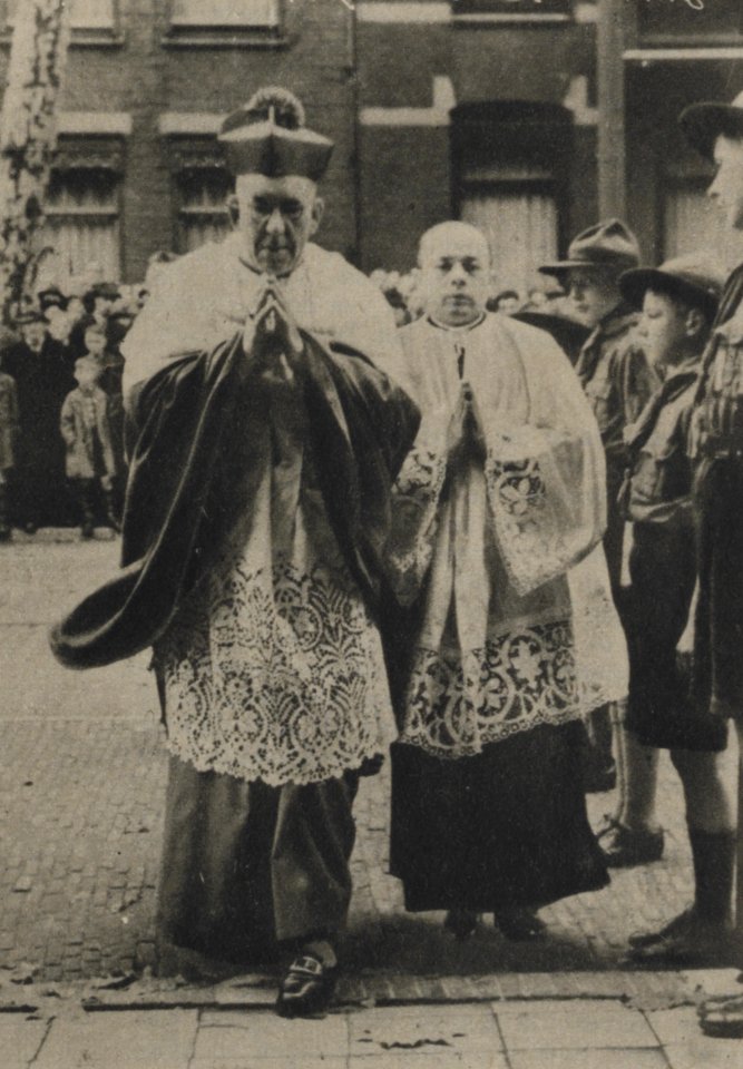 Aankomst van mgr. Johannes de Jong bij de OLV ten Hemelopnemingkerk te Utrecht - HUA-300282 (557)