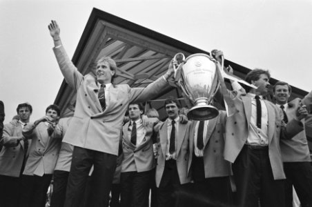 Aankomst PSV met Europa Cup I op vliegveld Eindhoven Hans van Breukelen en trai, Bestanddeelnr 934-2544