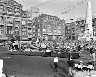 Aalsmeer bloemencorso in Amsterdam Versierde autos, Bestanddeelnr 912-8894