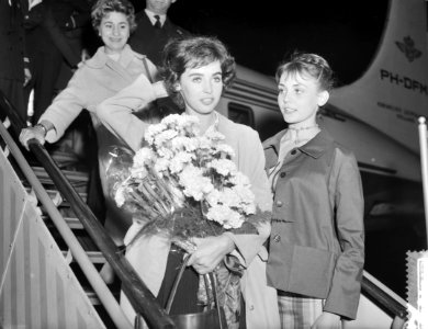 Aankomst van Milly Perkins , vertolkster van Anne Frank in de film het dagboek v, Bestanddeelnr 910-3987